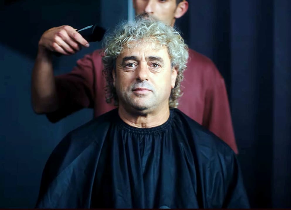מי אגדת הכדורגל החיפאית שהשיקה את מדי נבחרת ישראל החדשים ? • סקרנים ? • התשובה בפנים ! (צילום: ההתאחדות לכדורגל בישראל). 