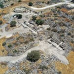 אזור חפירות הכתובת "שלום על הזקנים" בכניסה לאחד המבנים של העיר (צילום:  ד"ר מיכאל איזנברג)