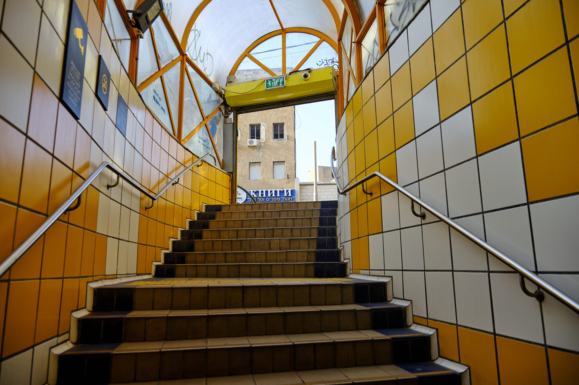 מדרגות הכניסה לתחנת הכרמלית (צילום: שרון לייבל)