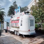 פודטראק ״אויסטר״ ליד רכבת מרכז שמונה לאחר השתלטות חסרי בית (צילום: שרון לייבל)