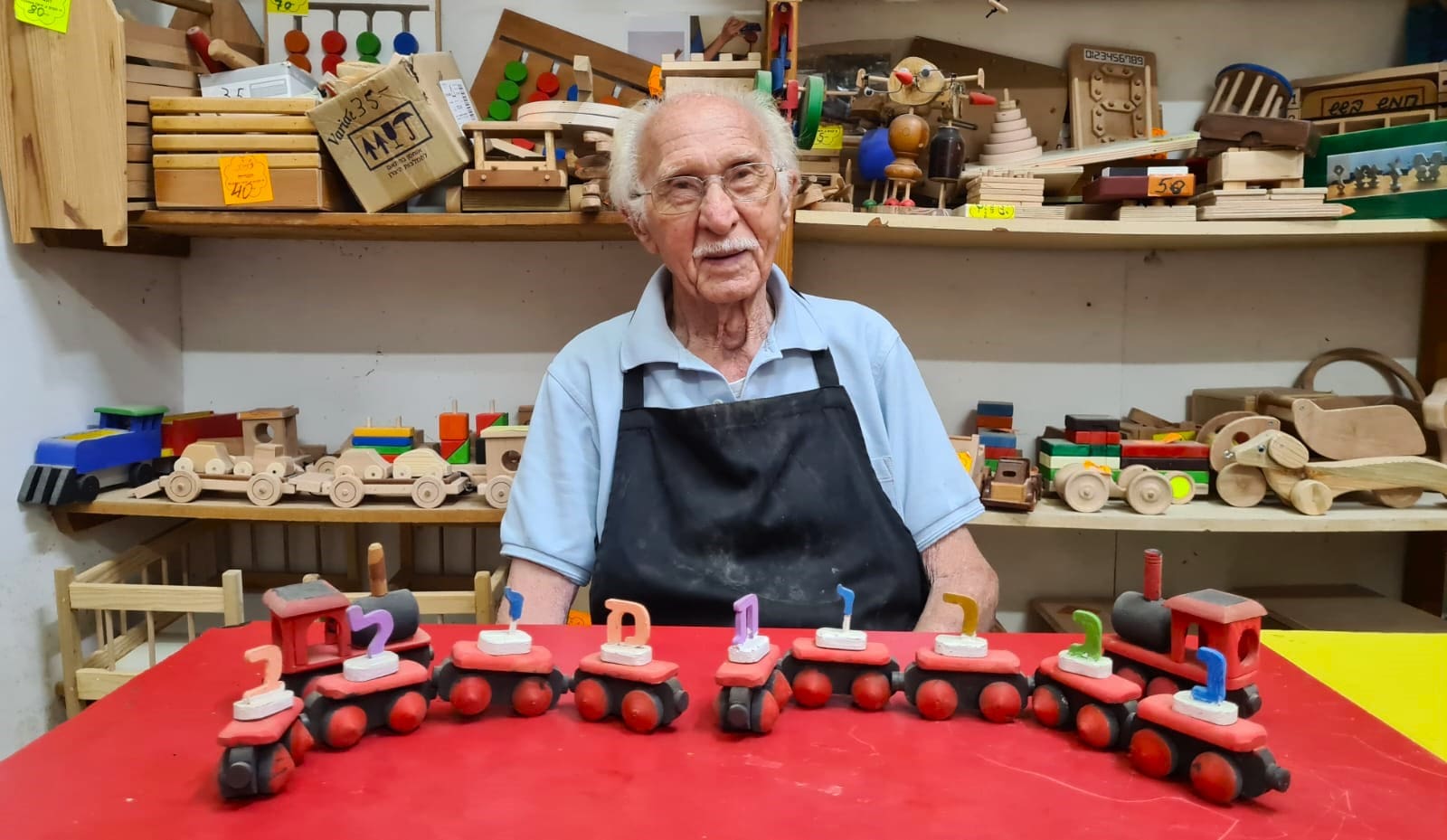 צבי גולן ליד אחת מעבודותיו בנגריית מילב, יולי 2025 (צילום: יעל הורוביץ)