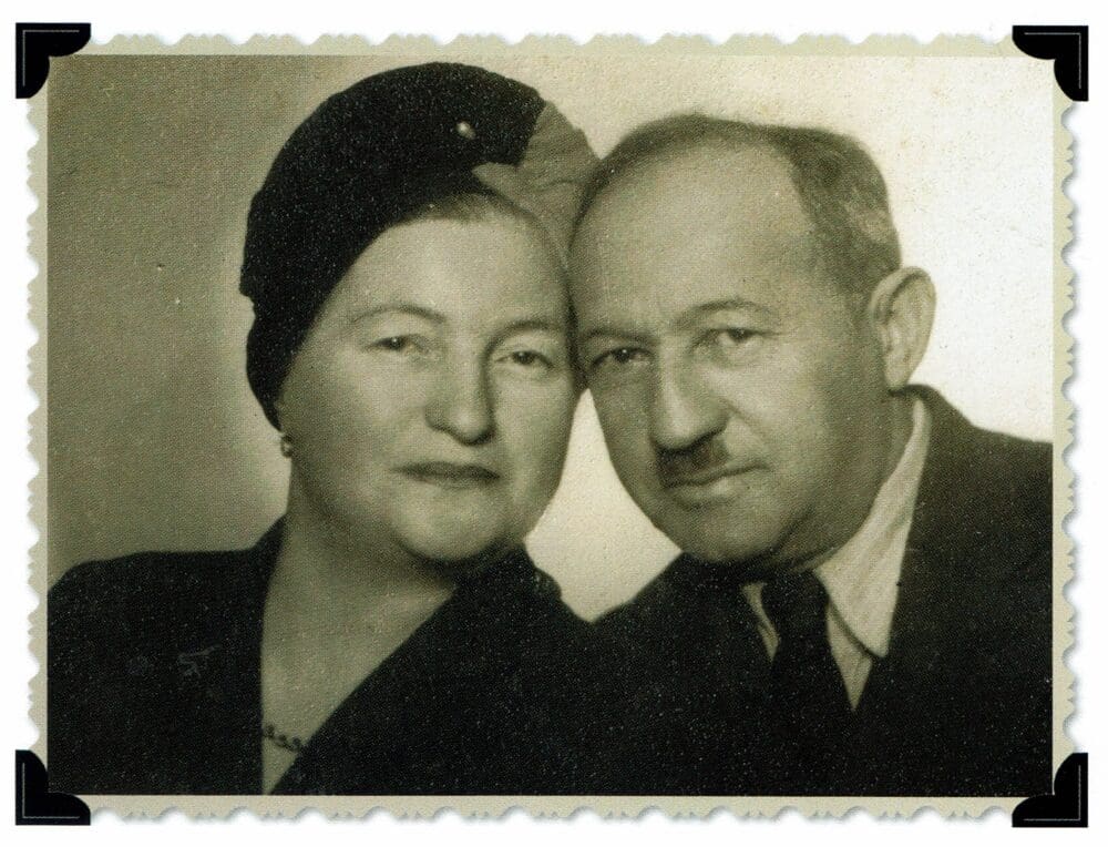 יעקב וייס, סבו של צבי עם אשתו השנייה, גולדה (אלבום משפחתי)