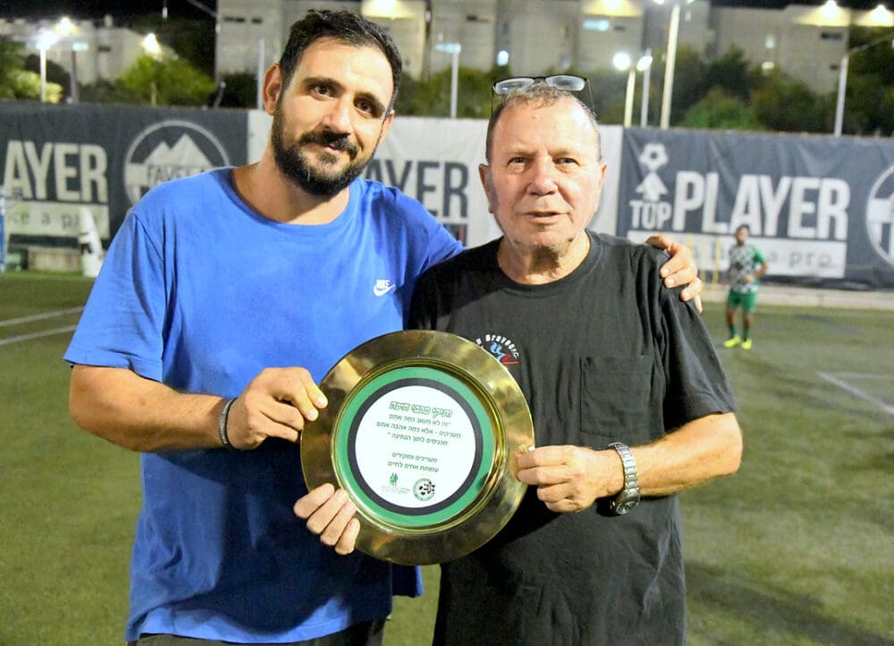 מרגש: אגדות מכבי חיפה הצדיעו לפצועי צה"ל מ"אחים לחיים" (צילום: יוסף (ג'ו) הירש).