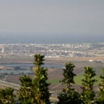 תצפית מערבה אל מפרץ חיפה ובתי הזיקוק מיגור (צילום: שרון לייבל)