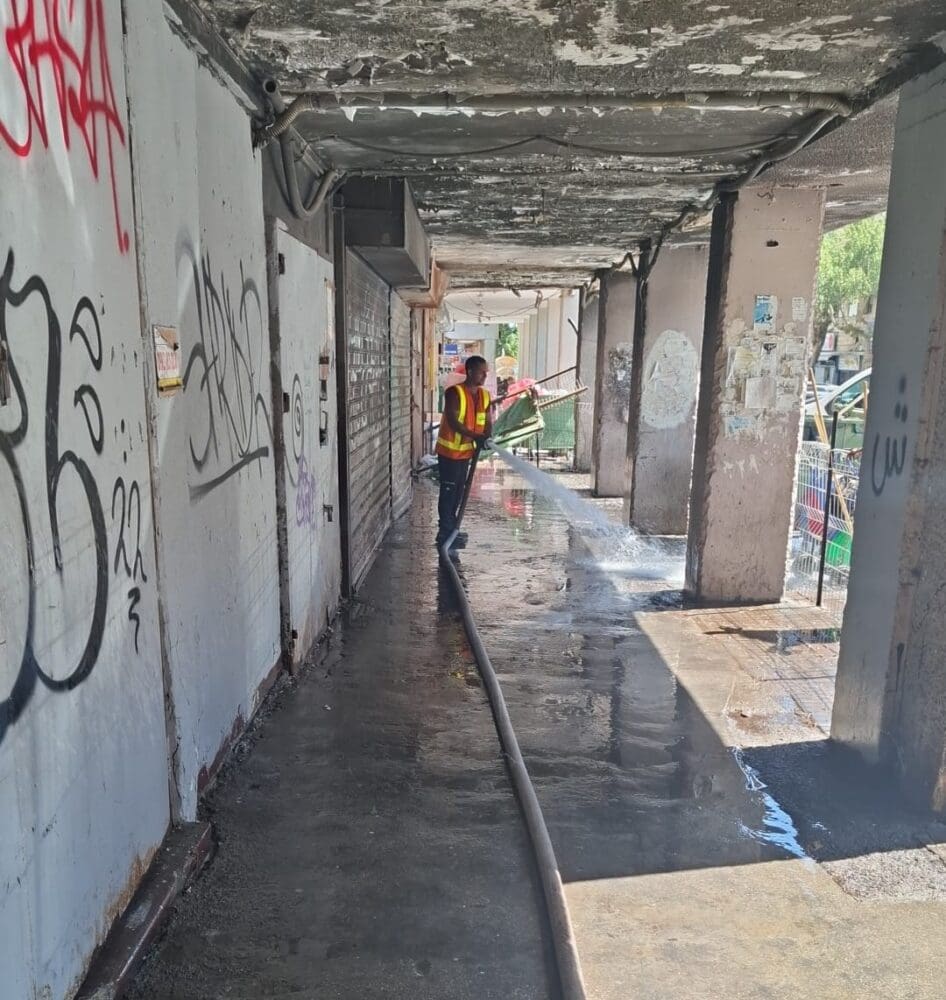 רחוב הנביאים מנוקה על ידי עובדי העירייה (צילום: עיריית חיפה)