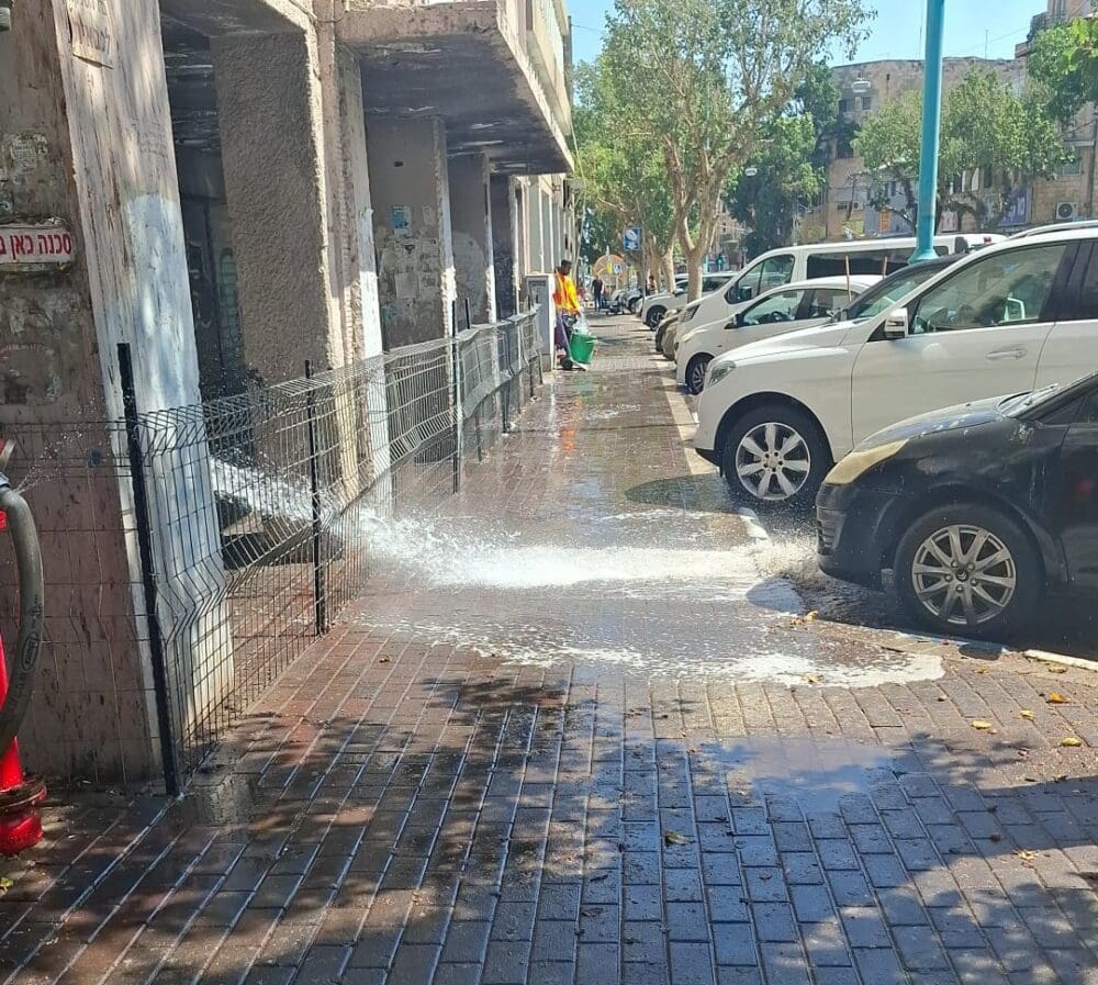 רחוב הנביאים מנוקה על ידי עובדי העירייה (צילום: עיריית חיפה)