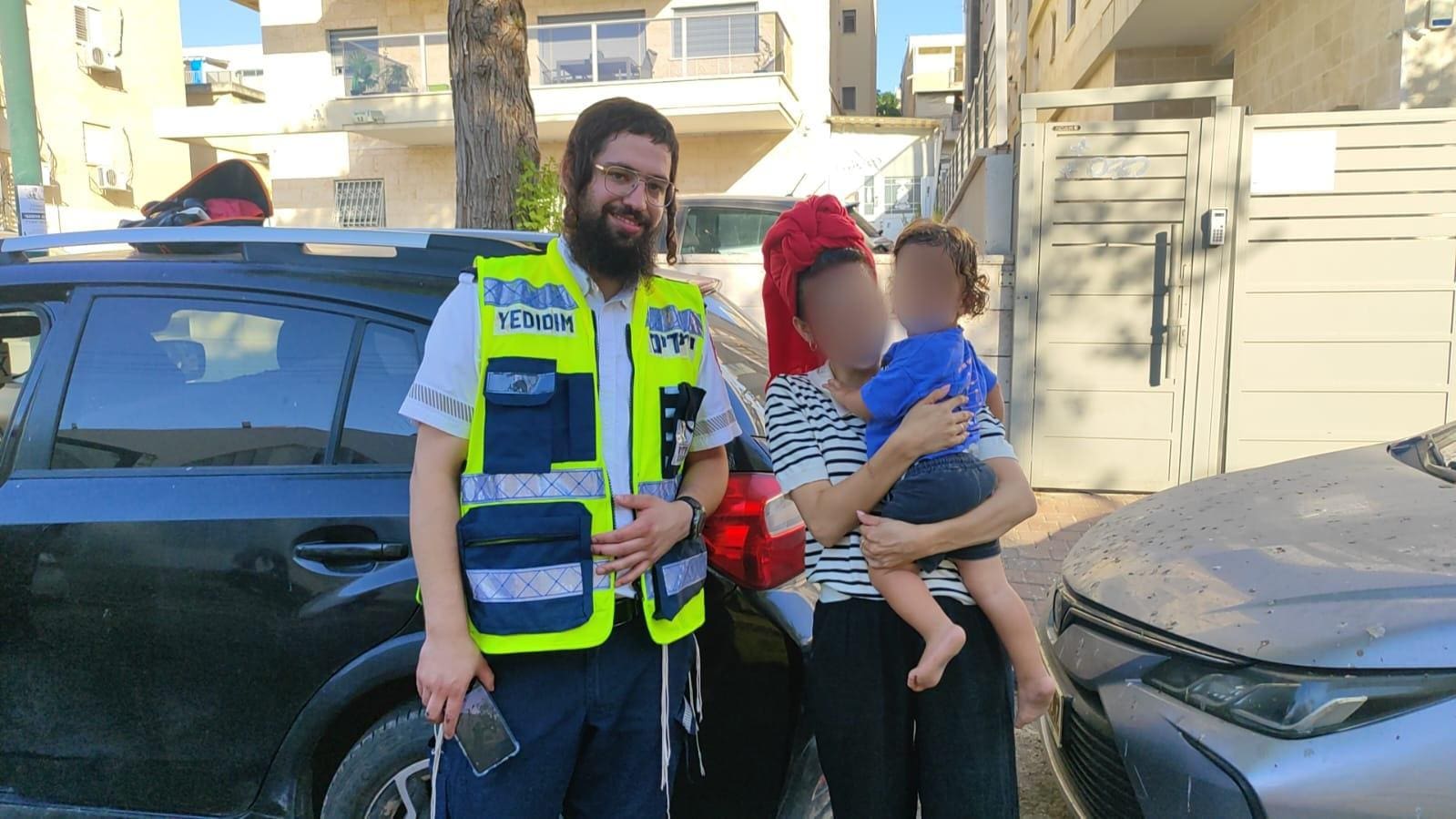 פעוט חולץ לאחר שננעל ברכב (צילום: עמותת ידידים)