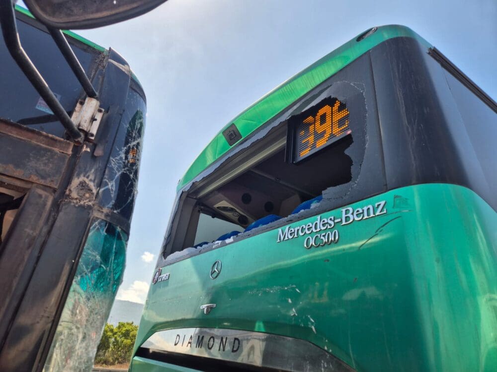 תאונה בין אוטובוסים בצומת כפר חסידים (צילום: איחוד הצלה)