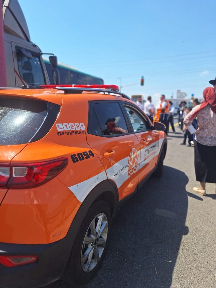 תאונה בין אוטובוסים בצומת כפר חסידים (צילום: איחוד הצלה)