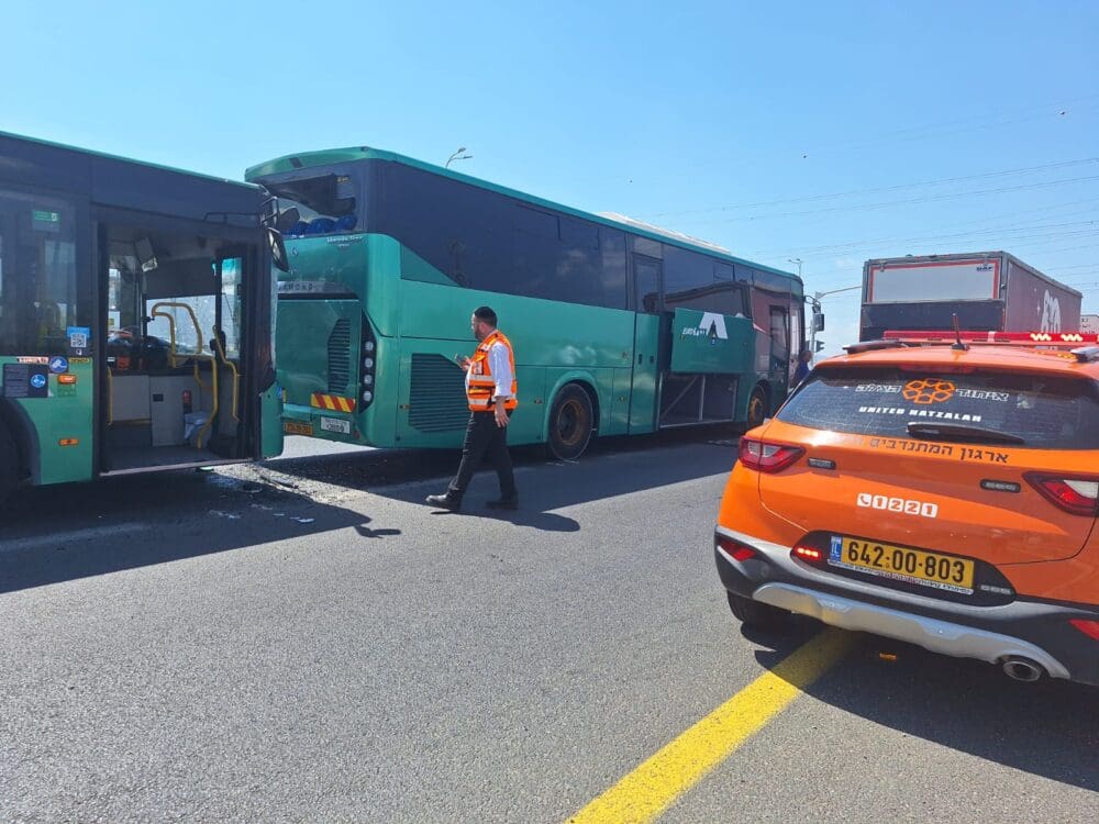 תאונה בין אוטובוסים בצומת כפר חסידים (צילום: איחוד הצלה)
