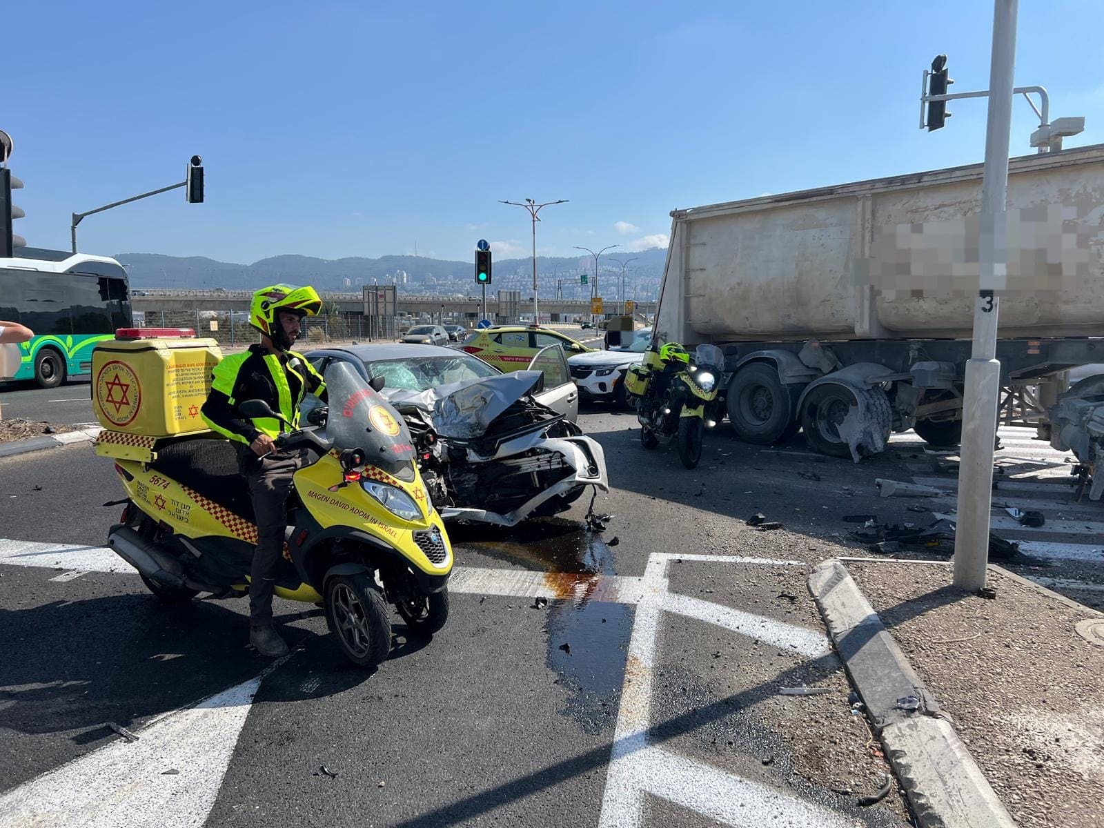 מספר נפגעים בתאונת דרכים בין משאית לרכב פרטי בדרך יגאל ידין בחיפה 22/8/25 (צילום: מד