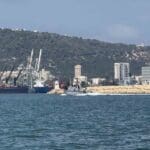 ספינת קרב מסוג דבור בכניסה לנמל חיפה (צילום: ירון כרמי)