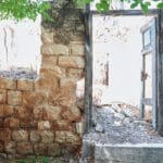 מבנה עתיק מראשית ההתיישבות (צילום: שרון לייבל)