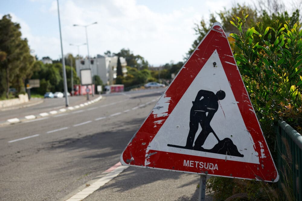 תמרור אזהרה ״עבודות בכביש״ בחיפה (צילום: שרון לייבל)