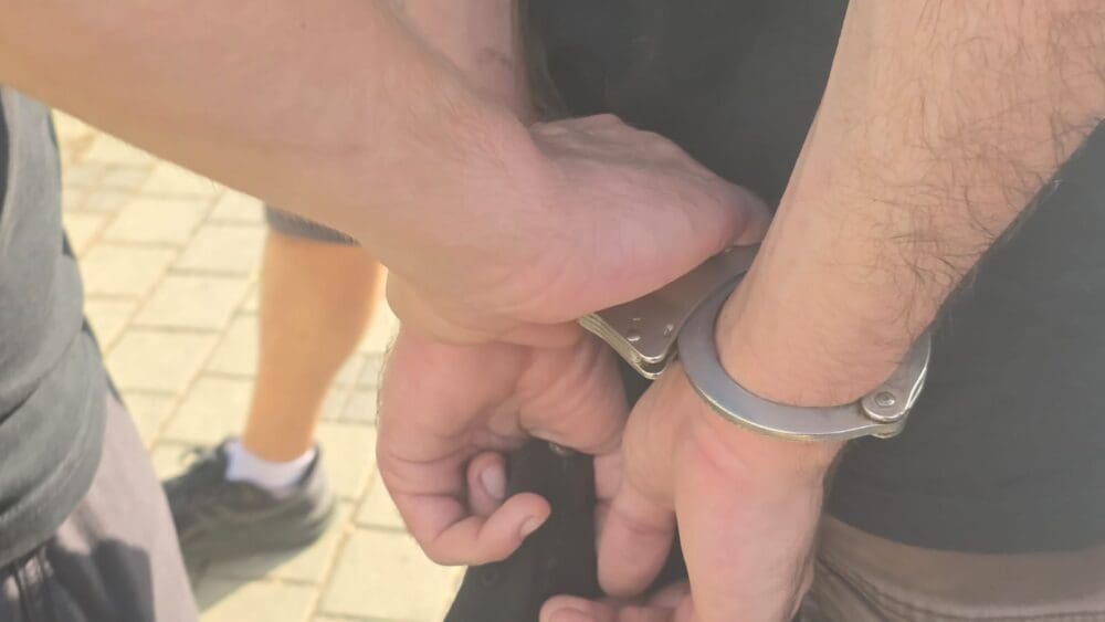 אוהד נתפס עם כלי תקיפה 23/8/25 (צילום: משטרת ישראל)