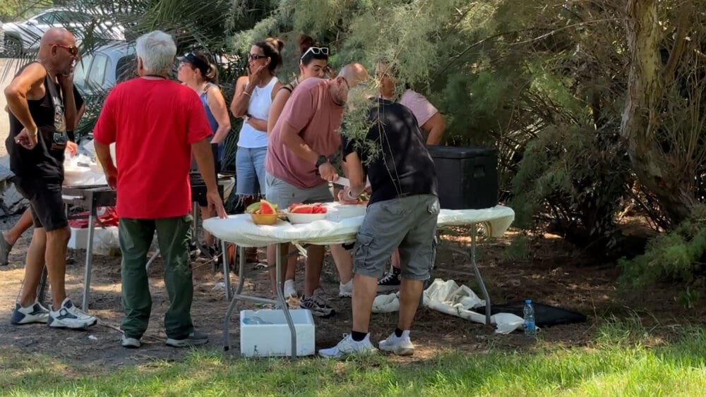 חברי הצוות של מאיר מכינים את הארוחה - סעודה על הדשא בפארק הקישון - יום כיף ללוחמי משמר הגבול עם שייטי הכרמל (צילום: ירון כרמי)