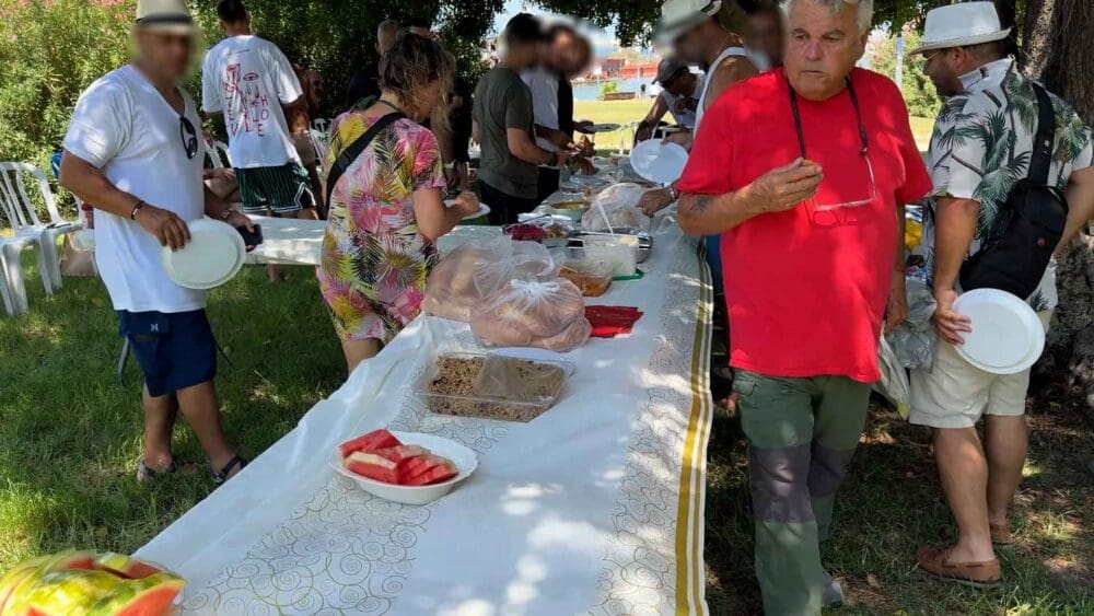 סעודה על הדשא בפארק הקישון - יום כיף ללוחמי משמר הגבול עם שייטי הכרמל (צילום: ירון כרמי)