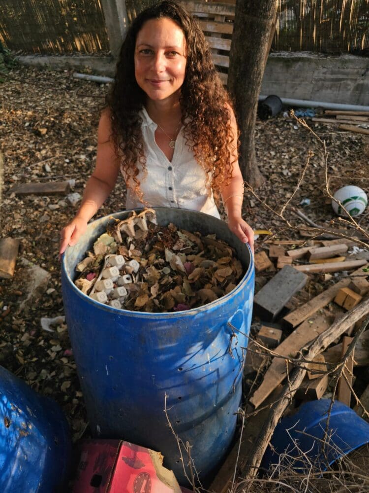 ליהי עם הקומפוסטר (צילום: ליהי שחר)