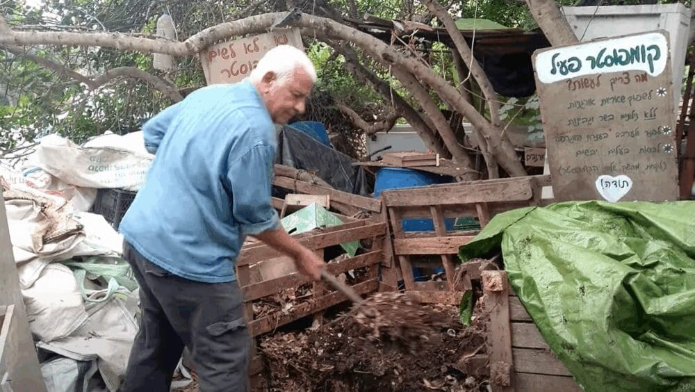 הכנת קומפוסט בגינה קהילתית (צילום: פנינה מדן)