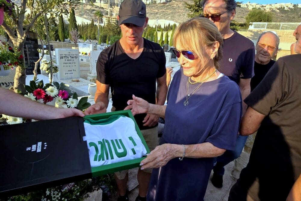 במלאת 25 שנים: אזכרה מרגשת לאגדה שלא נגמרת לעולם • ישעיהו (שעיה) שווגר ז"ל (צילום: יוסף (ג'ו) הירש).