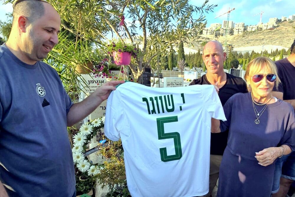 במלאת 25 שנים: אזכרה מרגשת לאגדה שלא נגמרת לעולם • ישעיהו (שעיה) שווגר ז"ל (צילום: יוסף (ג'ו) הירש).
