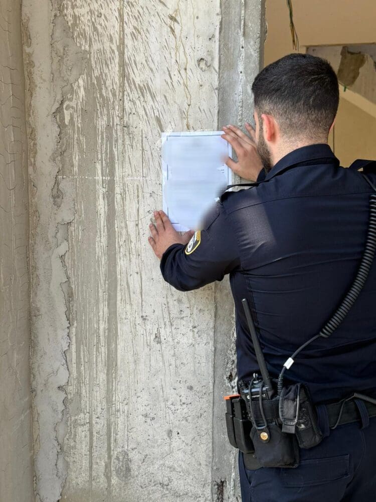 צו סגירה לדירה בחיפה (צילום: משטרת ישראל)