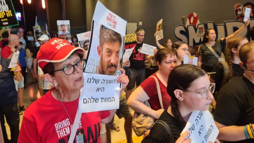 המחאה להשבת חטופים בגרנד קניון חיפה (צילום: יעל הורוביץ)