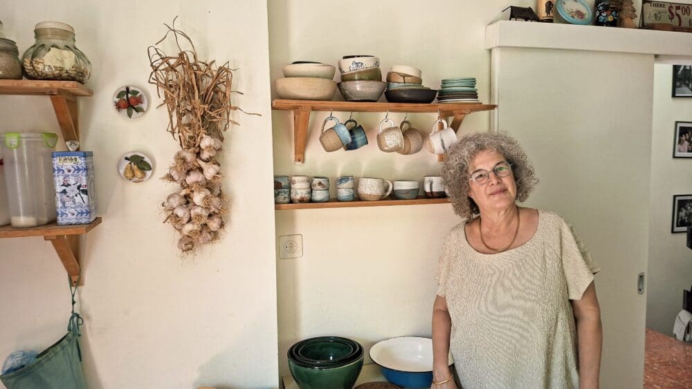 אורית פרלמן - לצד כלי הקרמיקה, כולם מעשה ידיה (צילום: רחלי אורבך)