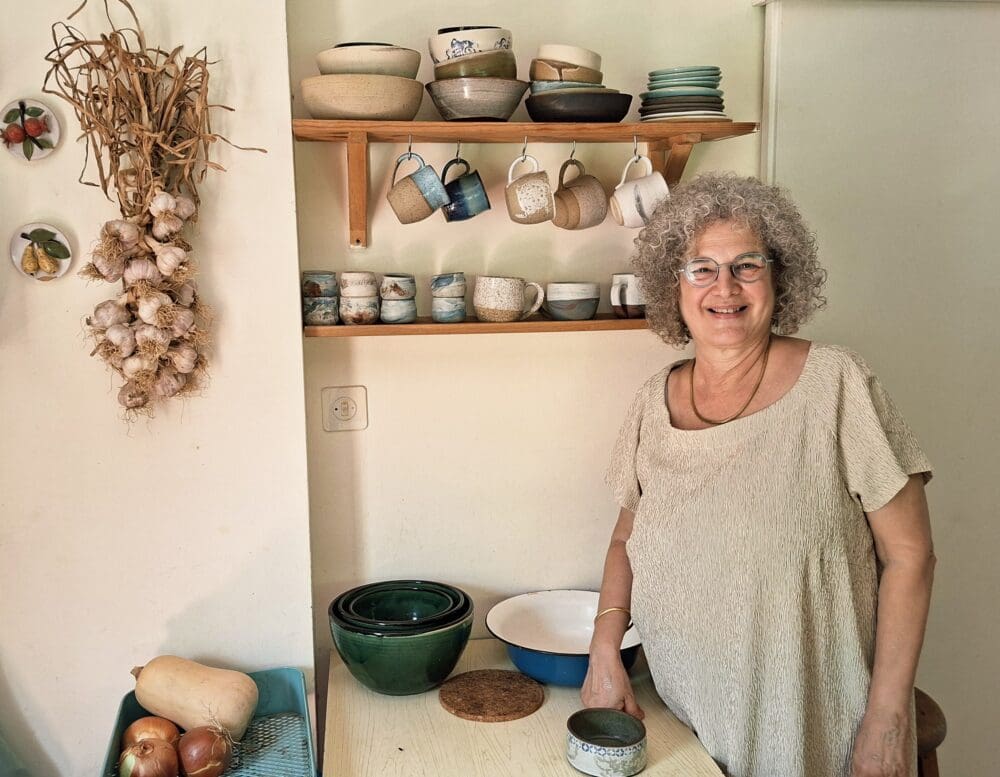 אורית פרלמן - לצד כלי הקרמיקה במטבח הבית (צילום: רחלי אורבך)