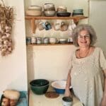 אורית פרלמן – לצד כלי הקרמיקה במטבח הבית (צילום: רחלי אורבך)