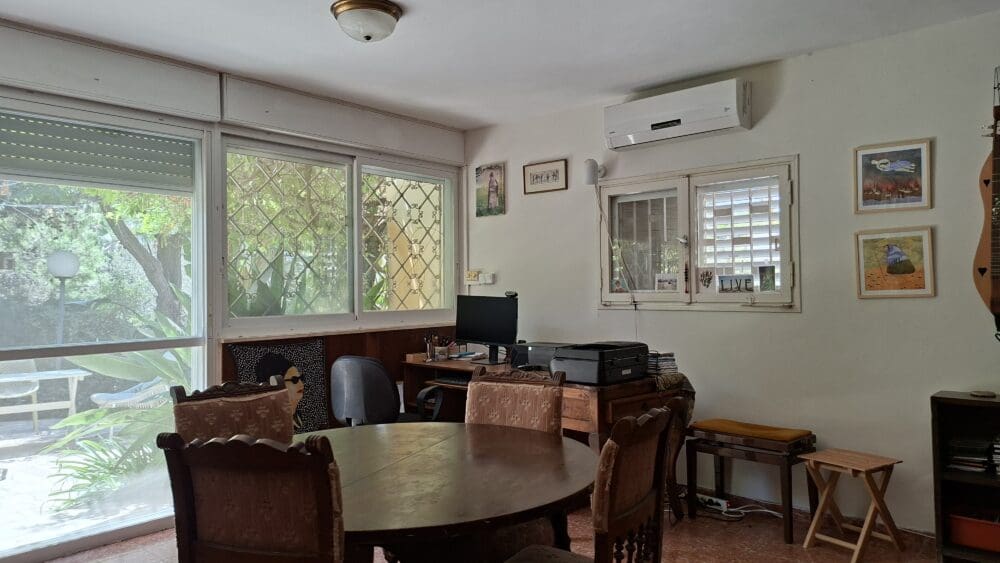 בבית אורית פרלמן - פינת עבודה ומחשב אשר בחדר המוסיקה (צילום: רחלי אורבך)