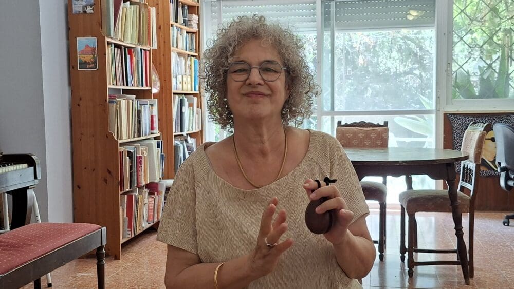 אורית פרלמן - שרה ומנגנת בלוויית קסטנייטות (צילום: רחלי אורבך)