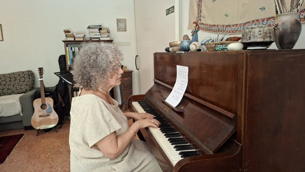 אורית פרלמן - שרה ומנגנת בפסנתר (צילום: רחלי אורבך)