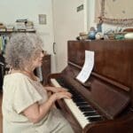 אורית פרלמן – שרה ומנגנת בפסנתר (צילום: רחלי אורבך)