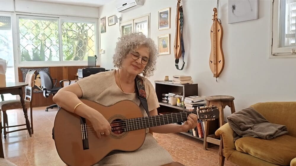 אורית פרלמן - עם הגיטרה הממתינה למגע אצבעותיה (צילום: רחלי אורבך)