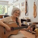 אורית פרלמן – עם הגיטרה הממתינה למגע אצבעותיה (צילום: רחלי אורבך)