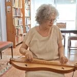 אורית פרלמן – עם 'דולצימר הרים' ממשפחת הציטר שמקורו בהרי האפלצ'ים (צילום: רחלי אורבך)