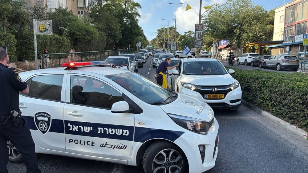 הכביש בכיכר ספר נסגר לתנועה (צילום: מיכל גרובר)