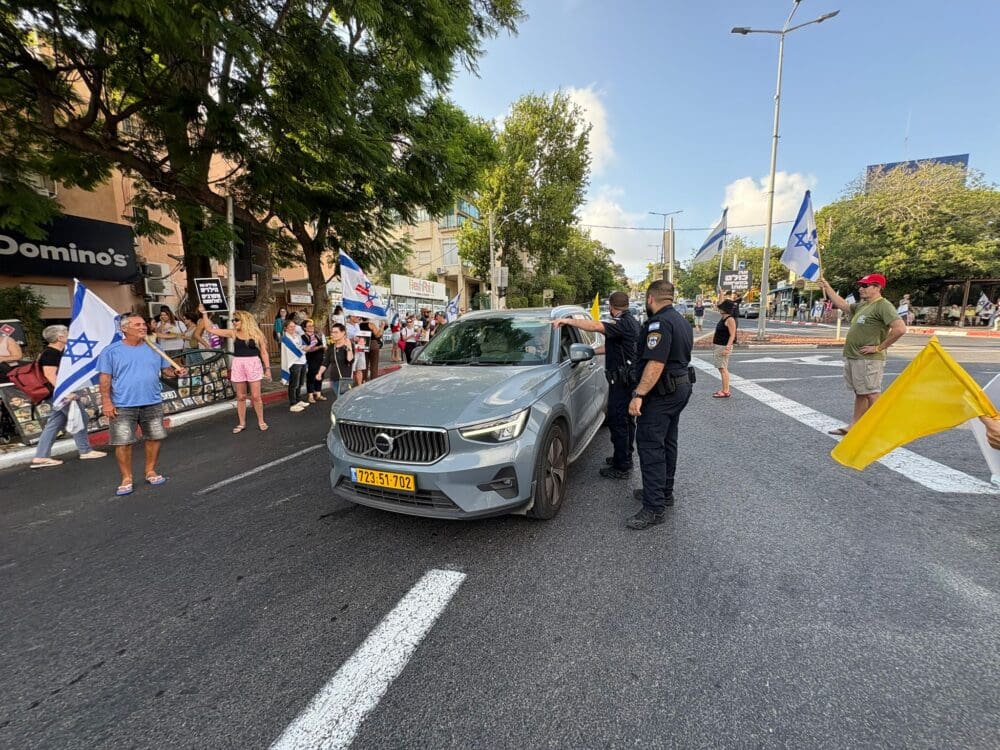הכביש בכיכר ספר נסגר לתנועה (צילום: מיכל גרובר)