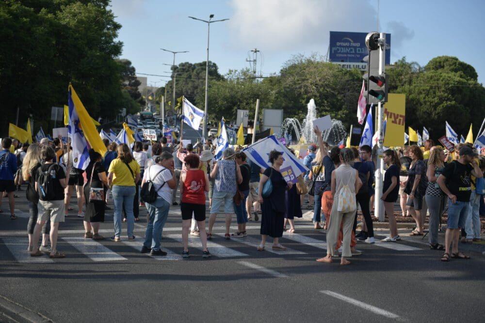 המחאה בכיכר ספר (צילום: שרון לייבל)