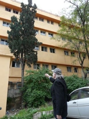 אני עשרות שנים לאחר הקפיצה האחרונה. מצביע אל..... (צילום: א.סגל)