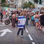 דגל, מגן דוד, חטופים, מצעד גאווה, מצעד הגאווה, גאווה, קהילה גאה, מצעד שוויון, זכויות להט"ב, קהילת הלהט"ב, דגלי גאווה, צבעי הקשת, חופש אהבה, שוויון זכויות, קהל מגוון, חגיגת גאווה, רחובות חיפה, מצעד בעיר, אהבה שוויון חופש, גיוון קהילתי, פסטיבל גאווה, גאווה בישראל, קוויר, LGBTQ
