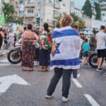 דגל, מגן דוד, חטופים, מצעד גאווה, מצעד הגאווה, גאווה, קהילה גאה, מצעד שוויון, זכויות להט"ב, קהילת הלהט"ב, דגלי גאווה, צבעי הקשת, חופש אהבה, שוויון זכויות, קהל מגוון, חגיגת גאווה, רחובות חיפה, מצעד בעיר, אהבה שוויון חופש, גיוון קהילתי, פסטיבל גאווה, גאווה בישראל, קוויר, LGBTQ