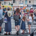 חטופים, מטה, חטוף, זלמנוביץ׳, אריה, ילדים, ילדות, אמא, קהל, צופים, מחסומים, מחסום, מצעד גאווה, מצעד הגאווה, גאווה, קהילה גאה, מצעד שוויון, זכויות להט"ב, קהילת הלהט"ב, דגלי גאווה, צבעי הקשת, חופש אהבה, שוויון זכויות, קהל מגוון, חגיגת גאווה, רחובות חיפה, מצעד בעיר, אהבה שוויון חופש, גיוון קהילתי, פסטיבל גאווה, גאווה בישראל, קוויר, LGBTQ