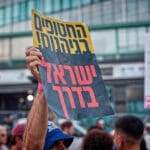 חטופים, מטה, חטוף, מחאה, מצעד גאווה, מצעד הגאווה, גאווה, קהילה גאה, מצעד שוויון, זכויות להט"ב, קהילת הלהט"ב, דגלי גאווה, צבעי הקשת, חופש אהבה, שוויון זכויות, קהל מגוון, חגיגת גאווה, רחובות חיפה, מצעד בעיר, אהבה שוויון חופש, גיוון קהילתי, פסטיבל גאווה, גאווה בישראל, קוויר, LGBTQ