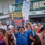חטופים, מטה, חטוף, מחאה, מצעד גאווה, מצעד הגאווה, גאווה, קהילה גאה, מצעד שוויון, זכויות להט"ב, קהילת הלהט"ב, דגלי גאווה, צבעי הקשת, חופש אהבה, שוויון זכויות, קהל מגוון, חגיגת גאווה, רחובות חיפה, מצעד בעיר, אהבה שוויון חופש, גיוון קהילתי, פסטיבל גאווה, גאווה בישראל, קוויר, LGBTQ