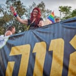 משאית, איפור, תחפושת, לבוש אישה, לבוש נשי, מצעד גאווה, מצעד הגאווה, גאווה, קהילה גאה, מצעד שוויון, זכויות להט"ב, קהילת הלהט"ב, דגלי גאווה, צבעי הקשת, חופש אהבה, שוויון זכויות, קהל מגוון, חגיגת גאווה, רחובות חיפה, מצעד בעיר, אהבה שוויון חופש, גיוון קהילתי, פסטיבל גאווה, גאווה בישראל, קוויר, LGBTQ