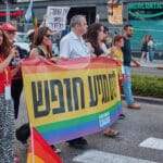 ח״כ גלעד קריב וראש מטה החטופים בחיפה ד״ר דניאלה מזור במצעד הגאווה 2025 (צילום: שרון לייבל)