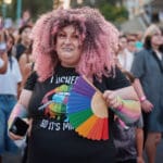 מניפה, צבעונית, מצעד גאווה, מצעד הגאווה, גאווה, קהילה גאה, מצעד שוויון, זכויות להט"ב, קהילת הלהט"ב, דגלי גאווה, צבעי הקשת, חופש אהבה, שוויון זכויות, קהל מגוון, חגיגת גאווה, רחובות חיפה, מצעד בעיר, אהבה שוויון חופש, גיוון קהילתי, פסטיבל גאווה, גאווה בישראל, קוויר, LGBTQ