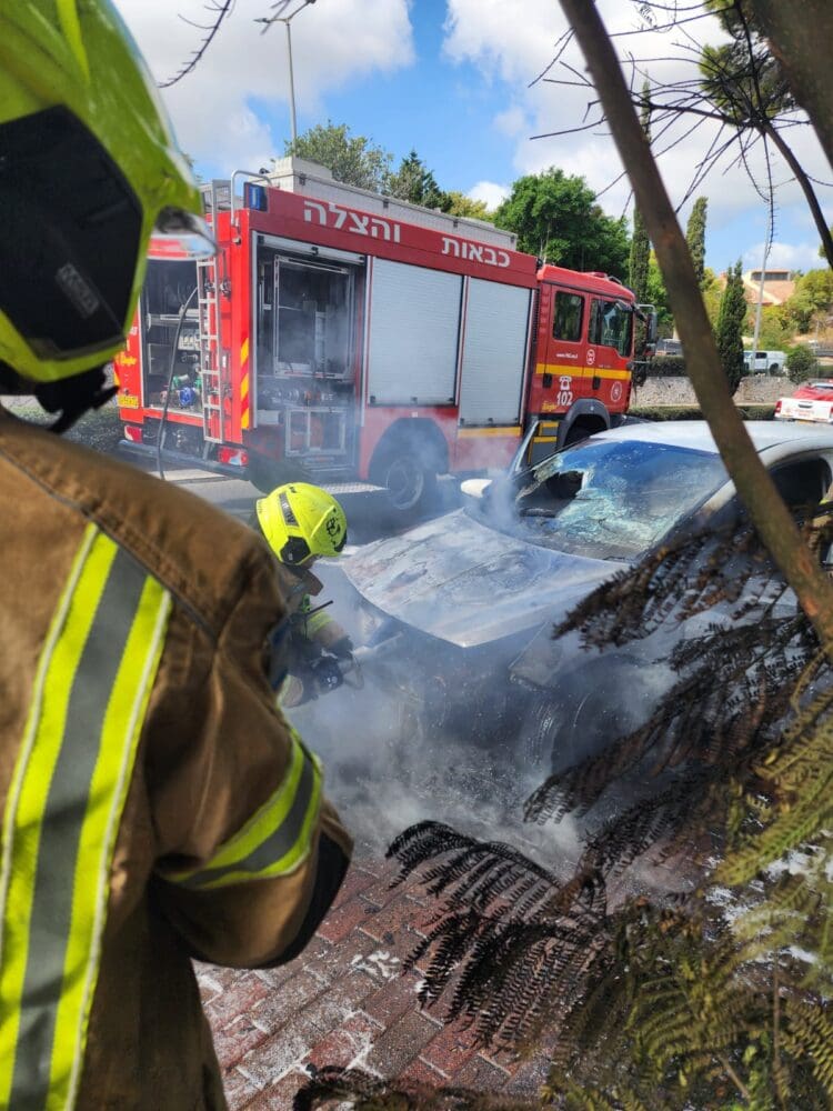 רכב בוער בחיפה (צילום: כבאות והצלה)